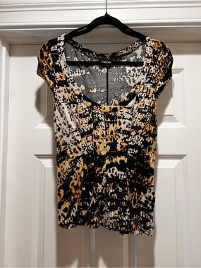 bebe Short Sleeve Scoop Neck Top in Black, Mustard & Cream Animal Print
